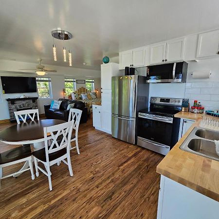 Tree-Top Lake-Front Cottage Madison 외부 사진