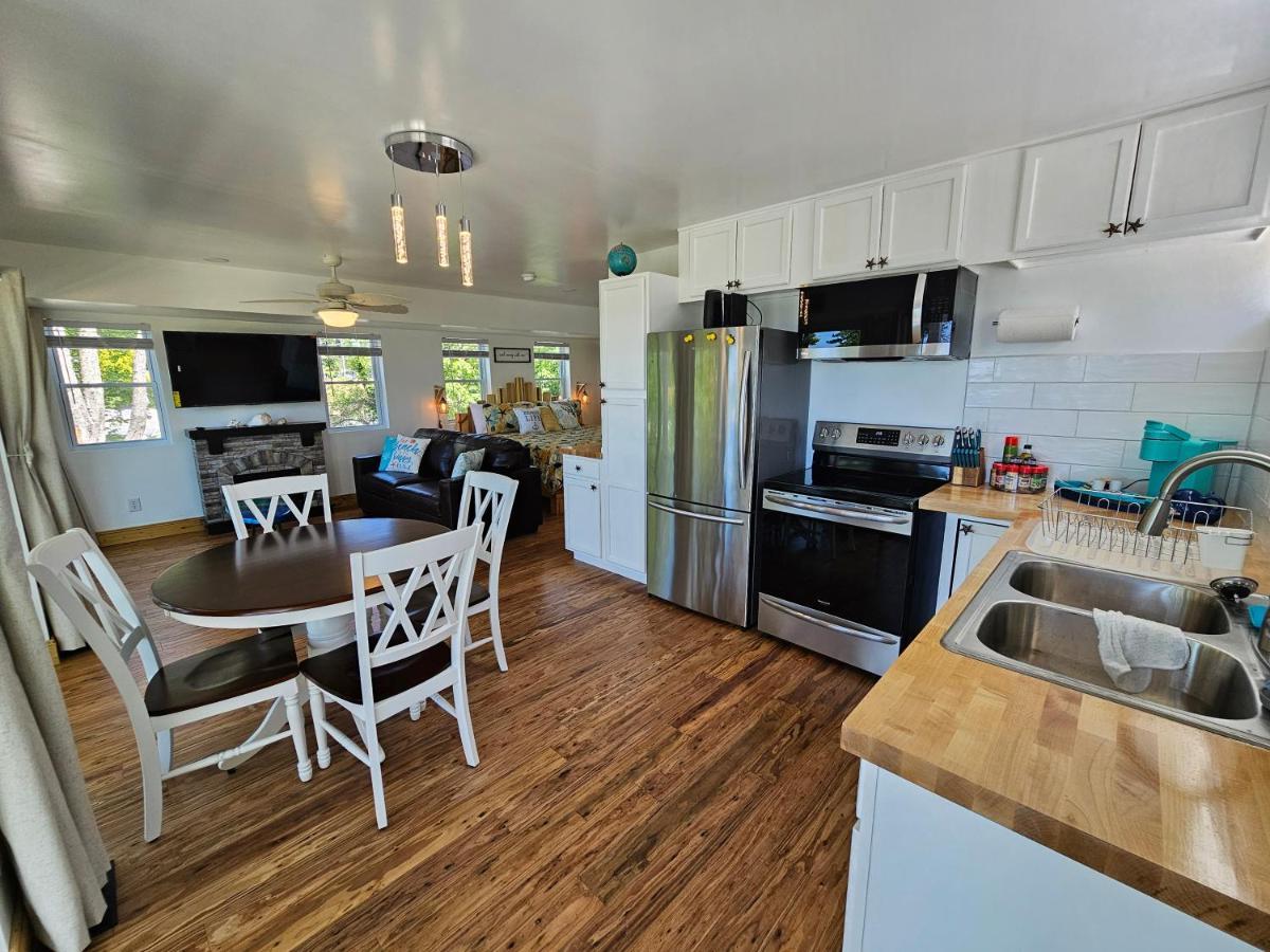 Tree-Top Lake-Front Cottage Madison 외부 사진